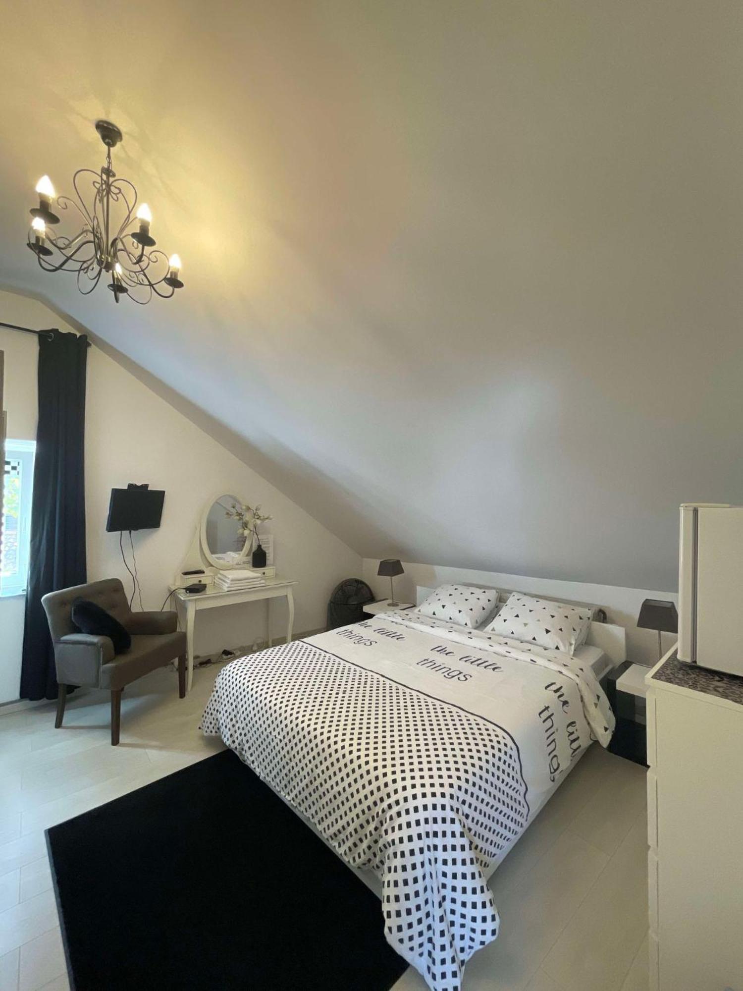 Samos Babbis Bed & Breakfast Heerlen Bagian luar foto